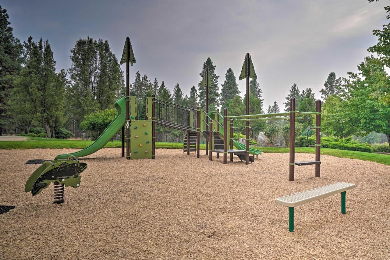 Chalet At Running Y Resort With Wraparound Deck! Klamath Falls Exterior photo