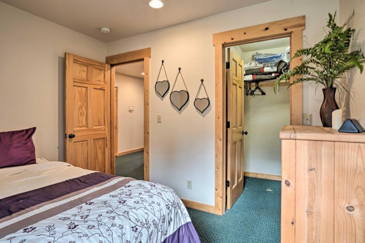 Chalet At Running Y Resort With Wraparound Deck! Klamath Falls Exterior photo